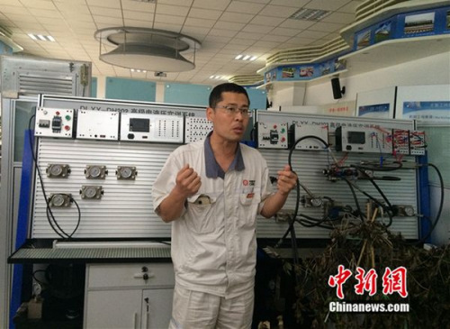 周勇在工作室介紹設(shè)備。中新網(wǎng) 邱宇攝