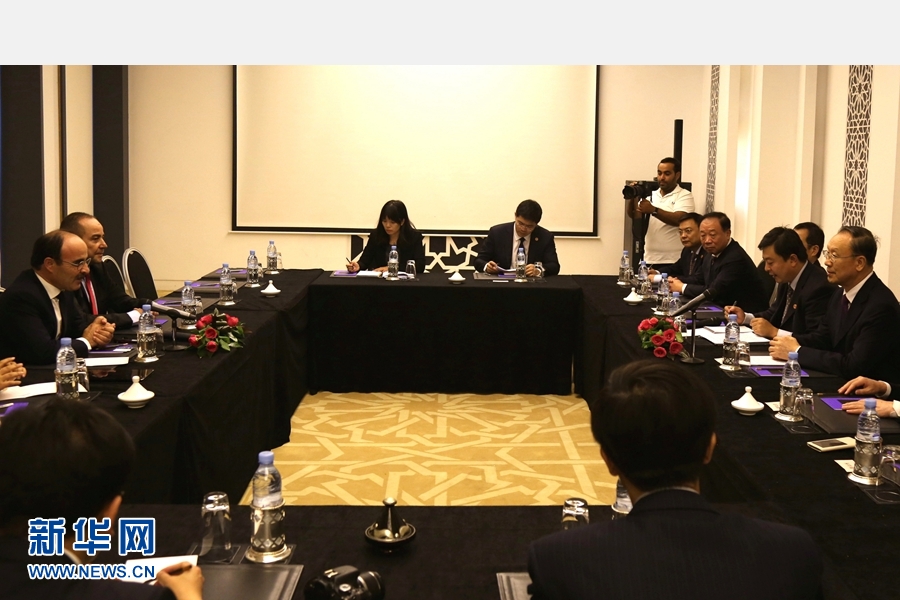 9月19日，在摩洛哥首都拉巴特，中共中央書(shū)記處書(shū)記、全國(guó)政協(xié)副主席杜青林（右一）會(huì)見(jiàn)摩洛哥真實(shí)性與現(xiàn)代黨總書(shū)記奧馬里（左一）。應(yīng)摩洛哥參議院邀請(qǐng)，中共中央書(shū)記處書(shū)記、全國(guó)政協(xié)副主席杜青林于18日至20日率中共代表團(tuán)訪摩，分別會(huì)見(jiàn)政府首腦本&middot;基蘭、參議長(zhǎng)本希馬、真實(shí)性與現(xiàn)代黨總書(shū)記奧馬里等。新華社記者劉鍇攝