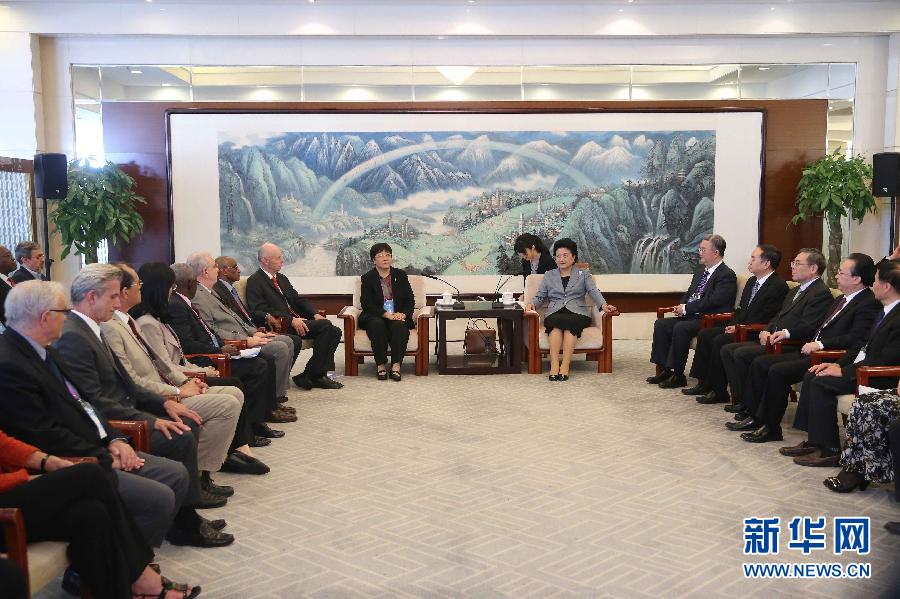 9月28日，國際醫(yī)學(xué)科學(xué)院組織2016年全體成員大會在北京舉行。國務(wù)院副總理劉延?xùn)|出席會議并作主旨報告。會前，劉延?xùn)|集體會見出席大會的主要嘉賓。新華社記者劉衛(wèi)兵攝 