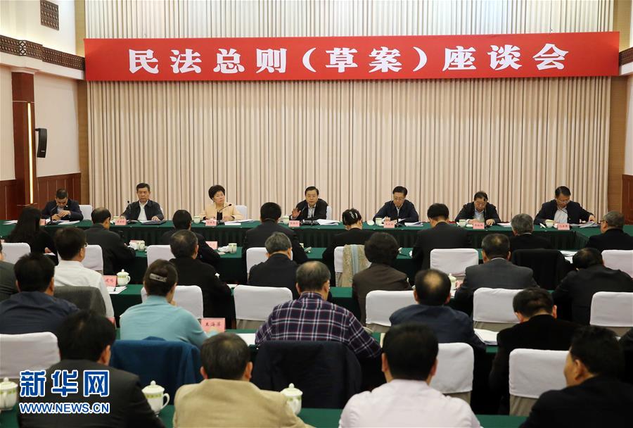 這是11月23日，張德江在成都主持召開座談會，11個?。▍^(qū)、市）人大常委會負責同志、部分全國人大代表、法律工作者及專家學者參加會議。新華社記者 劉衛(wèi)兵 攝 