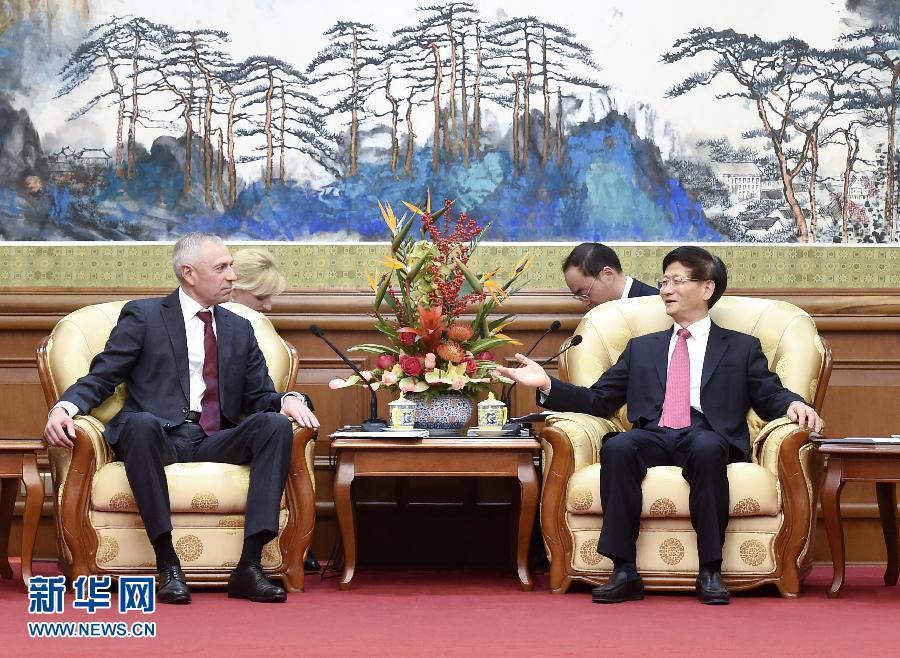 11月25日，中共中央政治局委員、中央政法委書記孟建柱在北京會見白俄羅斯總統(tǒng)辦公廳副主任米茨克維奇。 新華社記者燕雁攝 