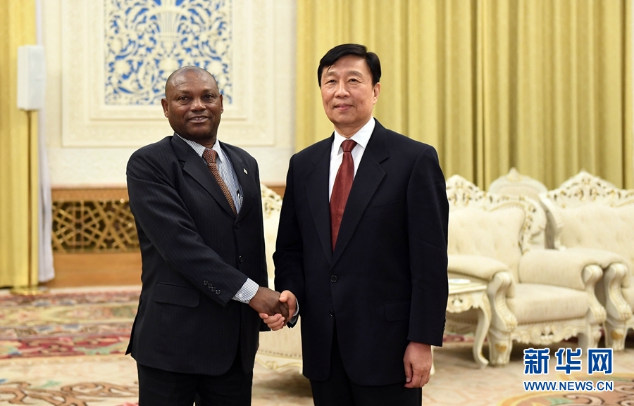 12月26日，國家副主席李源潮在北京會(huì)見圣多美和普林西比外交和海外僑民部部長博特略。 新華社記者 張鐸 攝