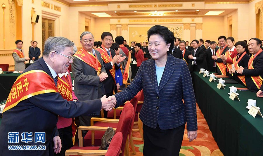 12月29日，中共中央政治局委員、國(guó)務(wù)院副總理劉延?xùn)|在北京與中醫(yī)藥高等學(xué)校教學(xué)名師座談。這是座談會(huì)前，劉延?xùn)|與獲得表彰的教師握手。新華社記者 張鐸 攝