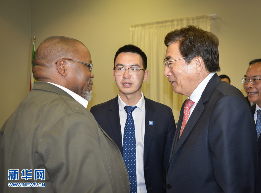 3月26日，中共中央政治局委員、北京市委書記郭金龍（前右）在南非約翰內(nèi)斯堡與執(zhí)政的南非非洲人國民大會總書記曼塔謝（前左）舉行工作會談。  新華社記者趙熙攝