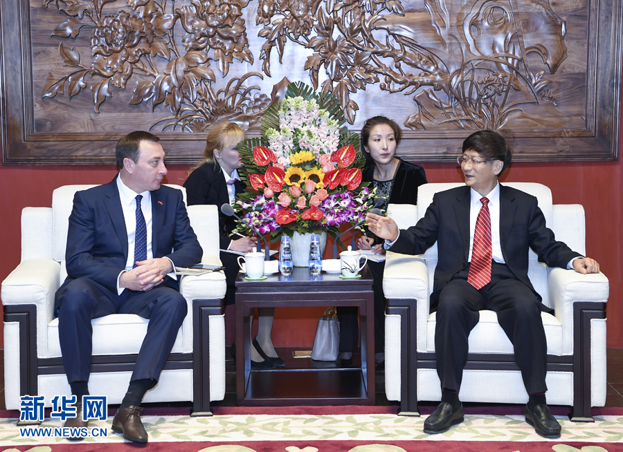 4月10日，中共中央政治局委員、中央政法委書記、中白政府間合作委員會中方主席孟建柱在北京會見白俄羅斯總統(tǒng)辦公廳副主任、中白政府間合作委員會白方主席斯諾普科夫。新華社記者 張領(lǐng) 攝