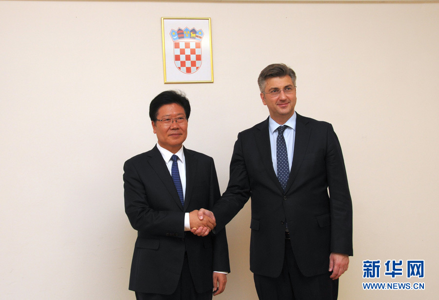 4月10日，克羅地亞民主共同體主席、政府總理普連科維奇（右）在薩格勒布會見中共中央政治局委員、中央黨的建設(shè)工作領(lǐng)導(dǎo)小組副組長張春賢。新華社記者薛群攝