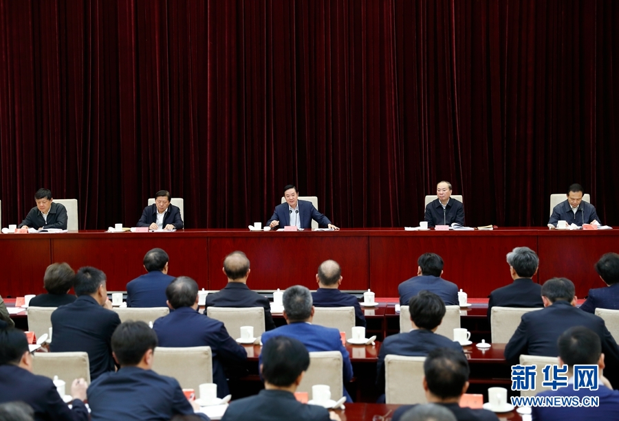 4月13日，中央宣傳部、中央政法委在北京召開(kāi)貫徹落實(shí)《關(guān)于進(jìn)一步把社會(huì)主義核心價(jià)值觀融入法治建設(shè)的指導(dǎo)意見(jiàn)》電視電話會(huì)議。中共中央政治局委員、中央書(shū)記處書(shū)記、中宣部部長(zhǎng)劉奇葆出席會(huì)議并講話。新華社記者丁海濤攝