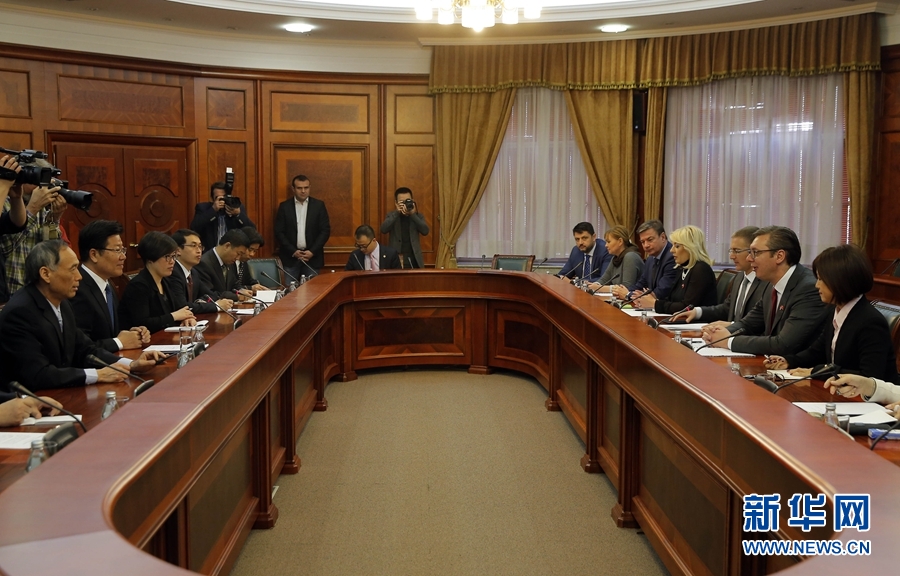 4月12日，塞爾維亞前進黨主席、政府總理武契奇（右二）在貝爾格萊德會見中共中央政治局委員、中央黨的建設(shè)工作領(lǐng)導(dǎo)小組副組長張春賢（左二）。新華社發(fā)（普雷德拉格&middot;米洛薩夫列維奇攝）