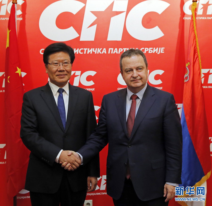 4月13日，中共中央政治局委員、中央黨的建設(shè)工作領(lǐng)導(dǎo)小組副組長張春賢（左）在塞爾維亞貝爾格萊德會見塞社會黨主席、政府第一副總理兼外長達契奇。新華社發(fā)（普雷德拉格&middot;米洛薩夫列維奇攝）