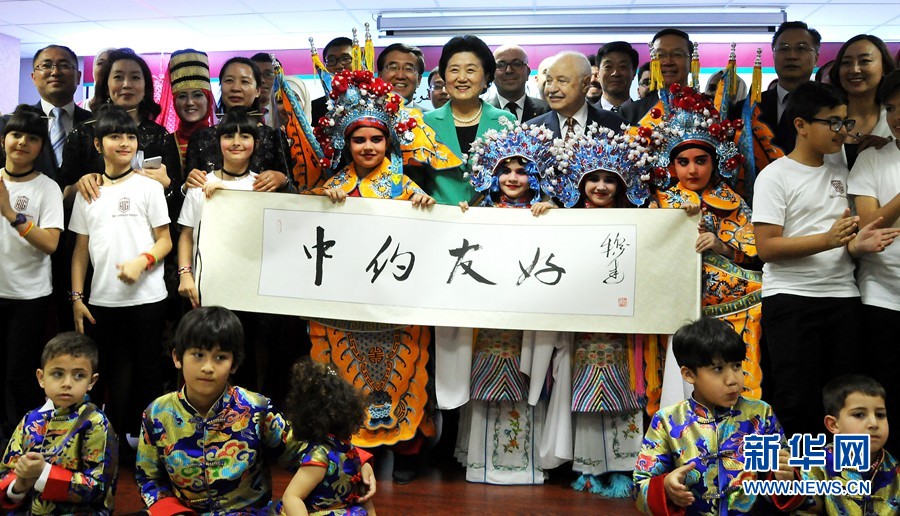 4月20日，在約旦首都安曼，中國(guó)國(guó)務(wù)院副總理劉延?xùn)|（中）考察TAG孔子學(xué)院。 新華社記者林曉蔚攝