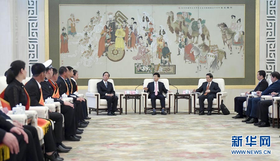 4月24日，第十三屆全國見義勇為英雄模范表彰大會在北京人民大會堂召開。會前，中共中央政治局委員、中央政法委書記孟建柱與見義勇為英雄模范及家屬代表座談。國務(wù)委員、公安部部長郭聲琨出席座談會并在表彰大會上講話。新華社記者 張鐸 攝