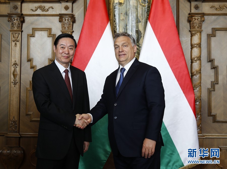 4月24日，在匈牙利首都布達(dá)佩斯，匈牙利總理、青民盟主席歐爾班（右）會(huì)見中共中央政治局委員、中央書記處書記、中宣部部長(zhǎng)劉奇葆。新華社記者葉平凡攝