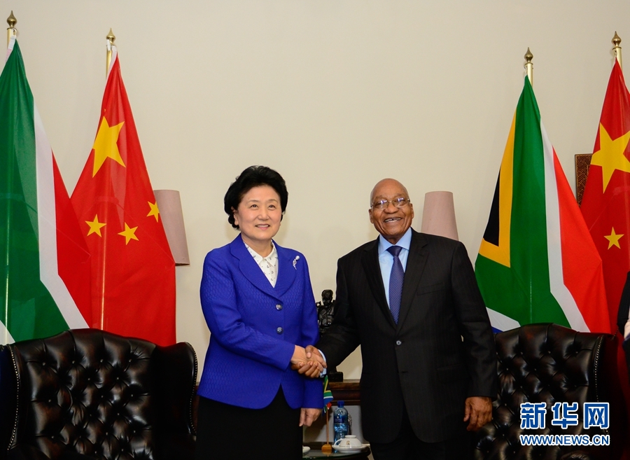 4月25日，南非總統(tǒng)祖馬（右）在比勒陀利亞總統(tǒng)官邸會見正在對南非進行正式訪問并出席中南高級別人文交流機制首次會議的中國國務(wù)院副總理劉延?xùn)|。 新華社記者 翟健嵐 攝