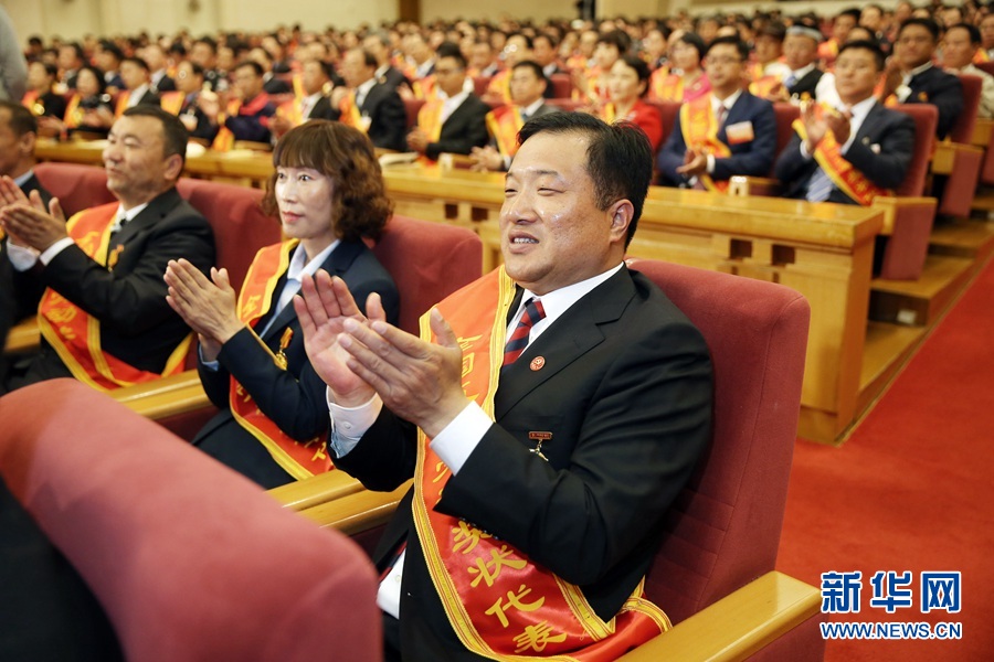 這是與會代表在表彰大會上鼓掌。新華社記者 才揚 攝