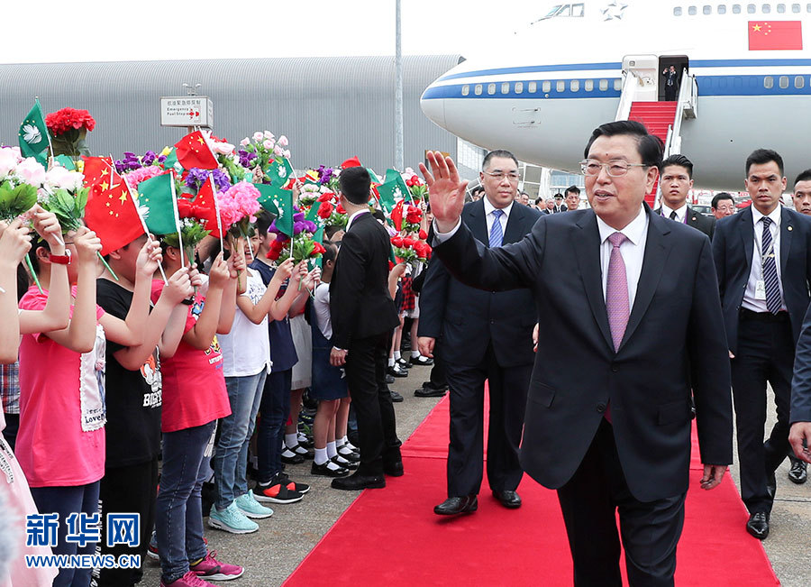 5月8日至10日，中共中央政治局常委、全國人大常委會(huì)委員長張德江視察澳門特別行政區(qū)。這是5月8日，張德江抵達(dá)澳門國際機(jī)場。 新華社記者龐興雷 攝 