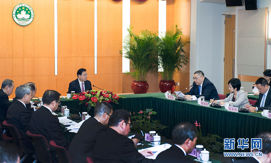 5月8日至10日，中共中央政治局常委、全國人大常委會(huì)委員長張德江視察澳門特別行政區(qū)。這是5月8日，張德江聽取澳門特別行政區(qū)政府工作匯報(bào)。新華社記者 李學(xué)仁 攝