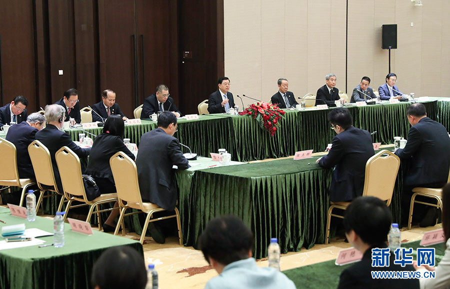 5月8日至10日，中共中央政治局常委、全國人大常委會(huì)委員長張德江視察澳門特別行政區(qū)。這是5月10日，張德江與教育工作者和學(xué)生代表座談。新華社記者 龐興雷 攝