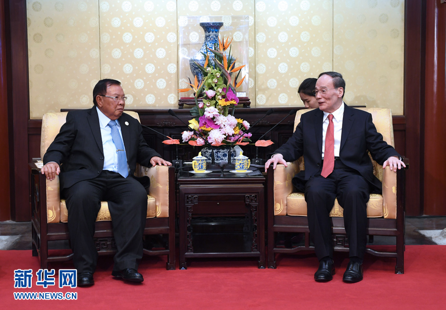 5月13日，中共中央政治局常委、中央紀委書記王岐山在北京釣魚臺國賓館會見老撾人民革命黨中央總書記、國家主席本揚。 新華社記者 饒愛民攝
