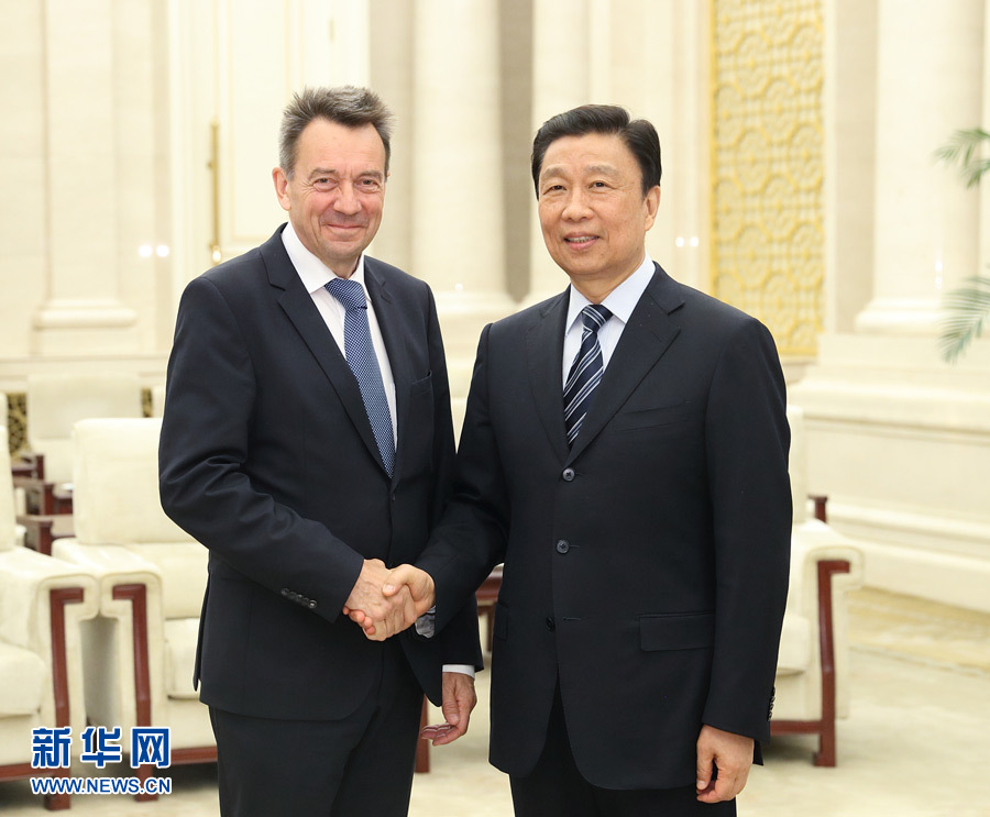 5月15日，國家副主席、中國紅十字會(huì)名譽(yù)會(huì)長李源潮在北京會(huì)見來華出席&ldquo;一帶一路&rdquo;國際合作高峰論壇的紅十字國際委員會(huì)主席莫雷爾。新華社記者 王曄 攝