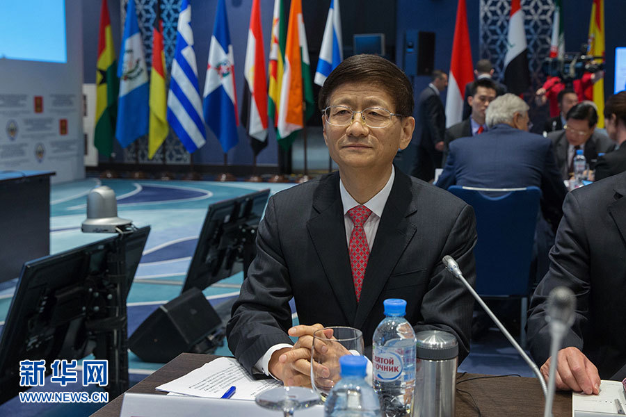 5月24日，在俄羅斯扎維多沃，中共中央政治局委員、中央政法委書記孟建柱出席國際安全事務高級代表會議。 5月24日，中共中央政治局委員、中央政法委書記孟建柱在俄羅斯出席國際安全事務高級代表會議，就加強國際執(zhí)法安全合作、防范打擊恐怖主義作主旨發(fā)言。來自95個國家和國際組織的代表參加會議。新華社記者白雪騏攝