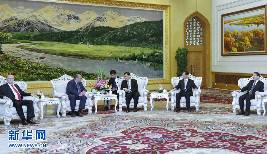 6月7日，中共中央政治局常委、中央書(shū)記處書(shū)記劉云山在北京會(huì)見(jiàn)金磚國(guó)家媒體高端論壇的媒體代表。新華社記者 鞠鵬 攝