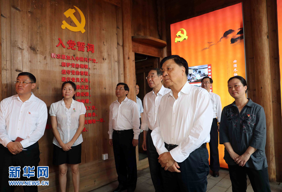 6月8日至10日，中共中央政治局常委、中央書(shū)記處書(shū)記劉云山在福建調(diào)研。這是6月9日，劉云山專(zhuān)程來(lái)到政和縣石圳村，深入了解廖俊波的事跡。新華社記者 劉衛(wèi)兵 攝