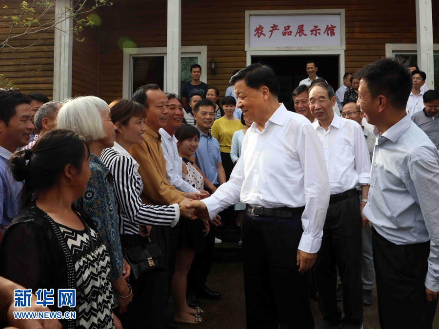 6月8日至10日，中共中央政治局常委、中央書(shū)記處書(shū)記劉云山在福建調(diào)研。這是6月9日，劉云山在周寧縣上洋村與村民親切交談。新華社記者 劉衛(wèi)兵 攝