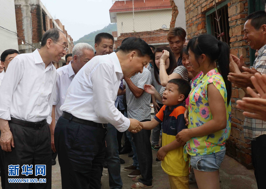 6月8日至10日，中共中央政治局常委、中央書(shū)記處書(shū)記劉云山在福建調(diào)研。這是6月9日，劉云山在福安市溪邳村走訪群眾家庭。新華社記者 劉衛(wèi)兵 攝