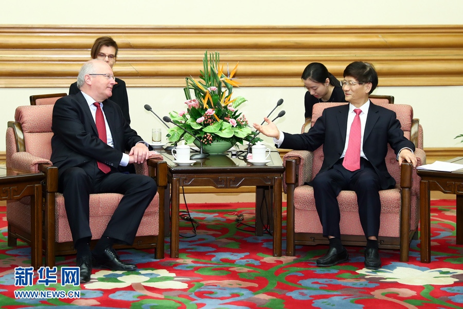 6月15日，中共中央政治局委員、中央政法委書記孟建柱在北京會見德國聯(lián)邦總理府情報國務(wù)秘書弗里徹。 新華社記者 謝環(huán)馳 攝