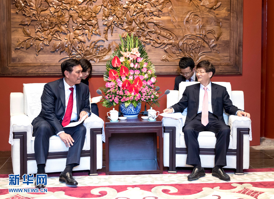 6月15日，中共中央政治局委員、中央政法委書記孟建柱在北京會見印尼總統(tǒng)特使、海洋統(tǒng)籌部長盧胡特。   新華社記者 丁海濤攝