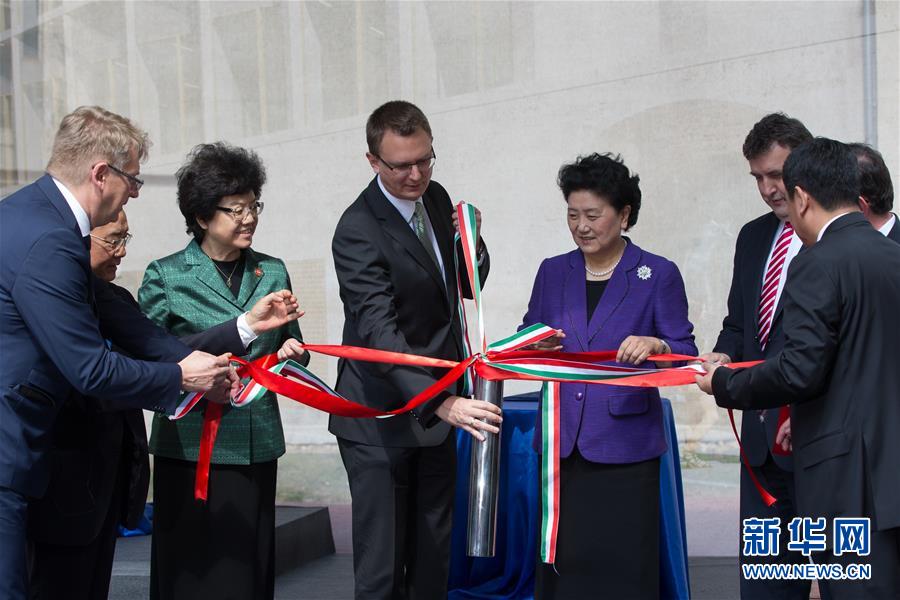 6月18日，在匈牙利布達佩斯，中國國務院副總理劉延東在考察匈牙利塞梅爾維斯醫(yī)科大學時為健康學院新教學樓奠基。中國國務院副總理劉延東18日在布達佩斯考察匈牙利塞梅爾維斯醫(yī)科大學并出席中匈中醫(yī)藥教育合作系列活動。 新華社發(fā)（弗爾季&middot;奧蒂洛攝） 