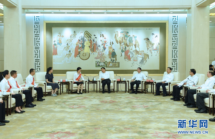 6月21日，廖俊波同志先進(jìn)事跡報(bào)告會(huì)在北京人民大會(huì)堂舉行。報(bào)告會(huì)前，中共中央政治局常委、中央書記處書記劉云山會(huì)見報(bào)告團(tuán)成員，代表習(xí)近平總書記，代表黨中央，向廖俊波同志家屬表示親切慰問(wèn)，并頒發(fā)黨中央追授廖俊波同志&ldquo;全國(guó)優(yōu)秀共產(chǎn)黨員&rdquo;證書、獎(jiǎng)?wù)?。新華社記者 饒愛(ài)民 攝