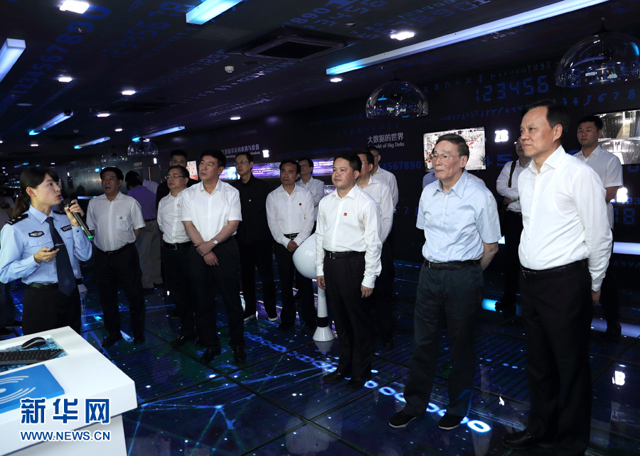 6月20日至22日，中共中央政治局常委、中央紀(jì)委書記王岐山在貴州省檢查紀(jì)檢監(jiān)察工作。這是6月21日，王岐山在調(diào)研期間考察貴陽(yáng)大數(shù)據(jù)應(yīng)用展示中心。新華社記者 王曄 攝