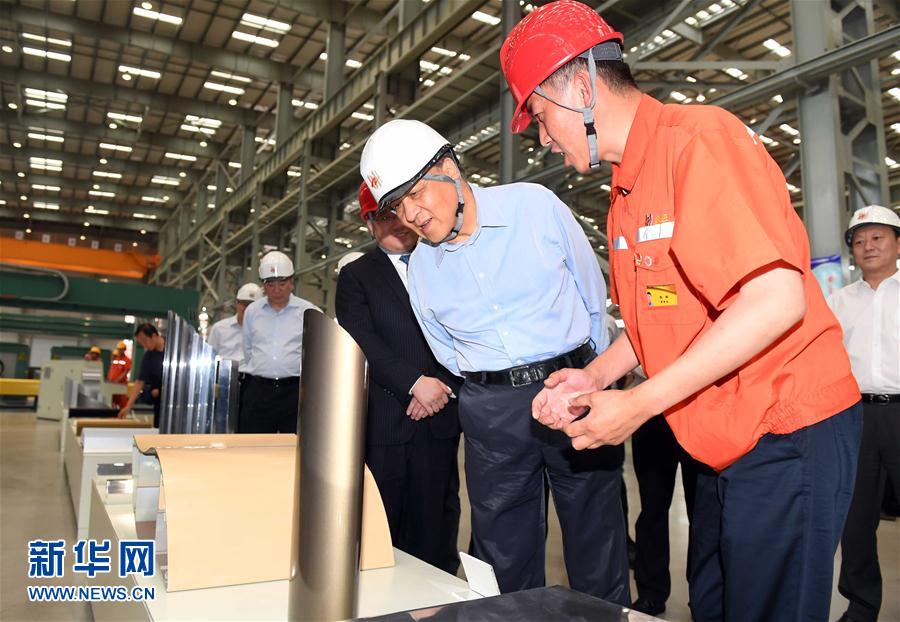 6月22日至24日，中共中央政治局常委、中央書記處書記劉云山在遼寧調(diào)研。這是6月22日，劉云山在營口市忠旺鋁業(yè)公司調(diào)研。 新華社記者張鐸 攝