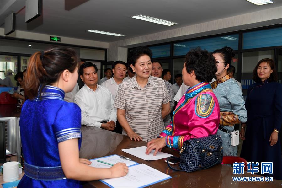 6月25日，全國(guó)民族團(tuán)結(jié)進(jìn)步創(chuàng)建經(jīng)驗(yàn)交流現(xiàn)場(chǎng)會(huì)在內(nèi)蒙古興安盟召開(kāi)，中共中央政治局委員、國(guó)務(wù)院副總理劉延?xùn)|出席會(huì)議并講話。在內(nèi)蒙古期間，劉延?xùn)|考察內(nèi)蒙古人民代表會(huì)議舊址即&ldquo;五一會(huì)址&rdquo;，深入社區(qū)看望各族干部群眾。這是劉延?xùn)|在興安盟科右前旗興科社區(qū)與群眾交談。新華社記者 陳曄華 攝