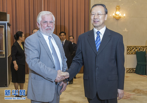 6月28日，中共中央書記處書記、全國政協(xié)副主席、中國經(jīng)濟社會理事會主席杜青林在北京會見歐盟經(jīng)濟社會委員會主席達西斯。 新華社記者 崔新鈺 攝