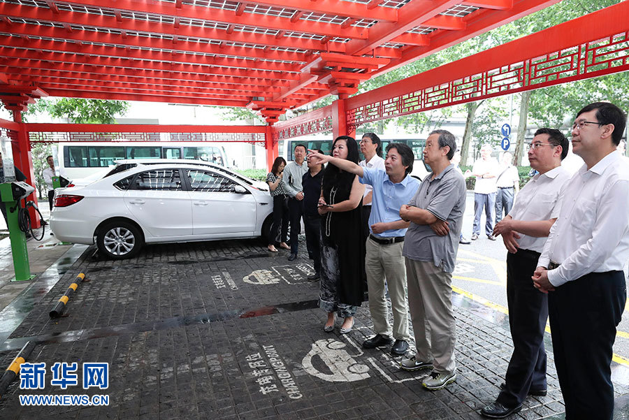 近日，中共中央政治局委員、國(guó)務(wù)院副總理馬凱在北京調(diào)研新能源汽車產(chǎn)業(yè)發(fā)展。這是7月4日，馬凱在北京深入新能源汽車充換電設(shè)施、充電服務(wù)平臺(tái)、分時(shí)租賃等單位調(diào)研。新華社記者 龐興雷 攝
