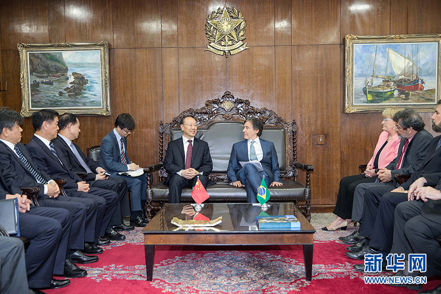 7月11日，在巴西首都巴西利亞，中共中央書記處書記、全國政協(xié)副主席杜青林（中左）會見巴西參議院議長歐尼西奧&middot;奧利維拉（中右）。新華社記者李明攝