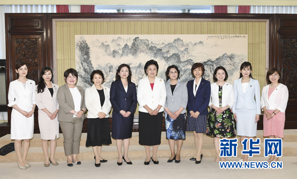　　7月12日，國(guó)務(wù)院副總理劉延?xùn)|在北京會(huì)見(jiàn)以日本自民黨前總務(wù)會(huì)長(zhǎng)野田圣子為首的日本執(zhí)政黨女國(guó)會(huì)議員代表團(tuán)一行。 新華社記者 高潔 攝