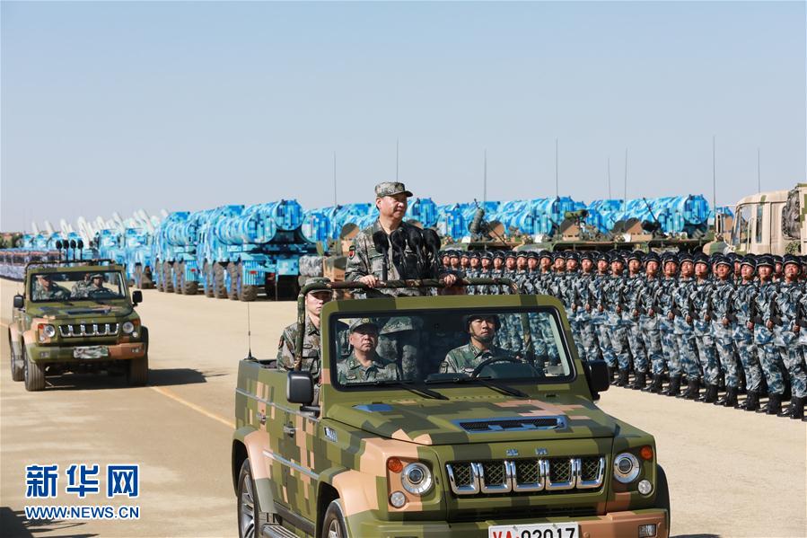 7月30日上午，慶祝中國人民解放軍建軍90周年閱兵在朱日和聯(lián)合訓練基地隆重舉行。中共中央總書記、國家主席、中央軍委主席習近平檢閱部隊并發(fā)表重要講話。這是習近平乘車檢閱部隊。新華社記者 李剛 攝