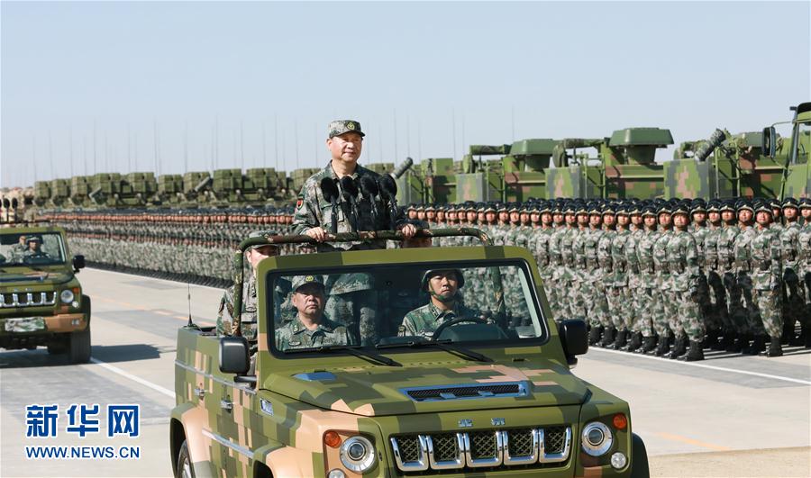 7月30日上午，慶祝中國人民解放軍建軍90周年閱兵在朱日和聯(lián)合訓練基地隆重舉行。中共中央總書記、國家主席、中央軍委主席習近平檢閱部隊并發(fā)表重要講話。這是習近平乘車檢閱部隊。新華社記者 李剛 攝