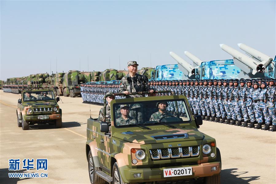 7月30日上午，慶祝中國人民解放軍建軍90周年閱兵在朱日和聯(lián)合訓練基地隆重舉行。中共中央總書記、國家主席、中央軍委主席習近平檢閱部隊并發(fā)表重要講話。這是習近平乘車檢閱部隊。新華社記者 李剛 攝