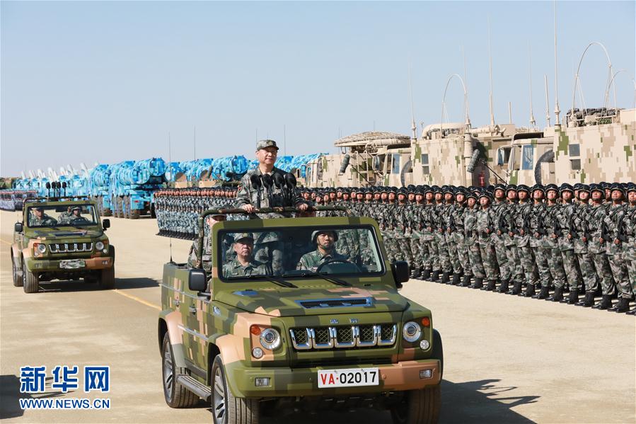 7月30日上午，慶祝中國人民解放軍建軍90周年閱兵在朱日和聯(lián)合訓練基地隆重舉行。中共中央總書記、國家主席、中央軍委主席習近平檢閱部隊并發(fā)表重要講話。這是習近平乘車檢閱部隊。新華社記者 李剛 攝