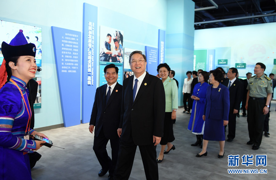 8月7日，中共中央政治局常委、全國政協(xié)主席、中央代表團(tuán)團(tuán)長俞正聲率代表團(tuán)全體成員來到內(nèi)蒙古展覽館，參觀《守望相助團(tuán)結(jié)奮斗&mdash;&mdash;慶祝內(nèi)蒙古自治區(qū)成立70周年展覽》。 新華社記者 張領(lǐng) 攝