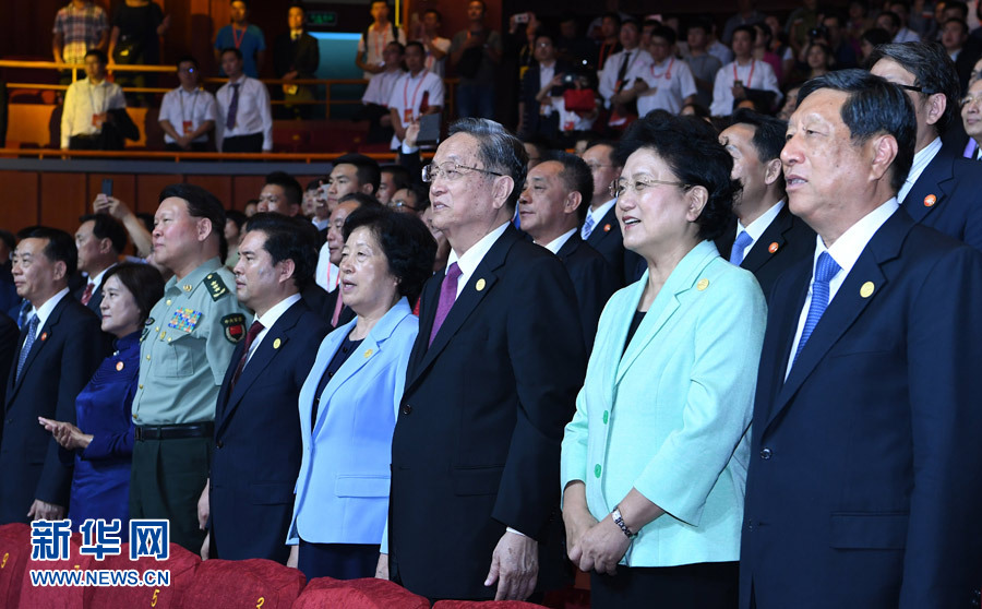 8月7日，慶祝內(nèi)蒙古自治區(qū)成立70周年文藝晚會《贊歌》在內(nèi)蒙古烏蘭恰特大劇院舉行。中共中央政治局常委、全國政協(xié)主席、中央代表團(tuán)團(tuán)長俞正聲和各族各界干部群眾等共約1300人觀看演出。新華社記者 張領(lǐng) 攝