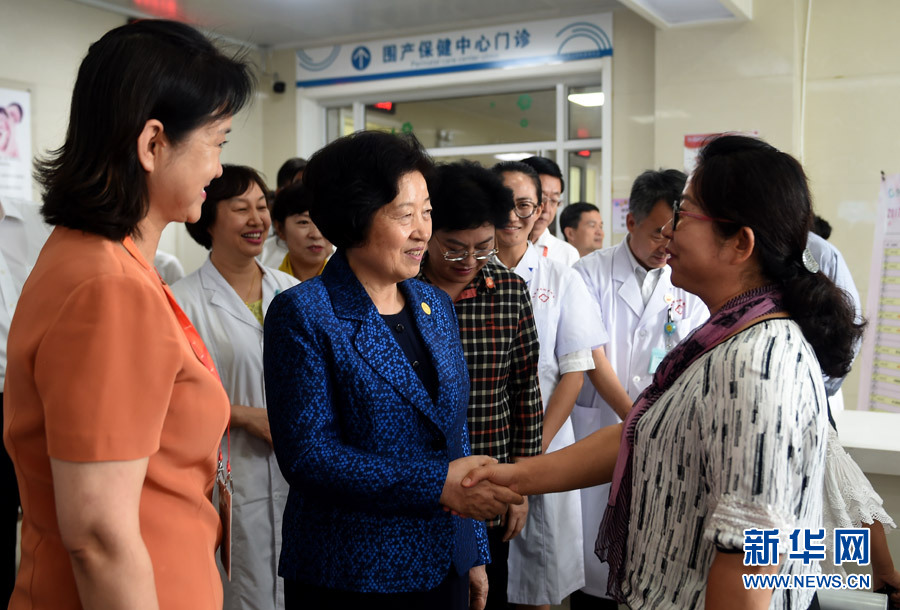 8月9日，中共中央政治局委員、中央統(tǒng)戰(zhàn)部部長(zhǎng)、中央代表團(tuán)副團(tuán)長(zhǎng)孫春蘭率中央代表團(tuán)三分團(tuán)，先后赴內(nèi)蒙古自治區(qū)烏海市、阿拉善盟看望各族干部群眾。這是孫春蘭在烏海市婦兒醫(yī)療預(yù)防保健中心同患者親切交談。新華社記者 任軍川 攝