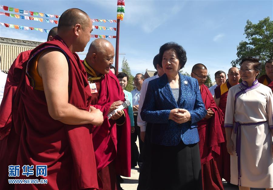 8月10日，中共中央政治局委員、中央統(tǒng)戰(zhàn)部部長、中央代表團(tuán)副團(tuán)長孫春蘭率中央代表團(tuán)三分團(tuán)繼續(xù)在內(nèi)蒙古自治區(qū)阿拉善盟看望慰問，把以習(xí)近平同志為核心的黨中央的親切關(guān)懷和全國各族人民的美好祝福帶給阿拉善各族各界干部群眾。這是孫春蘭在佛教寺廟延福寺考察。新華社記者 任軍川 攝