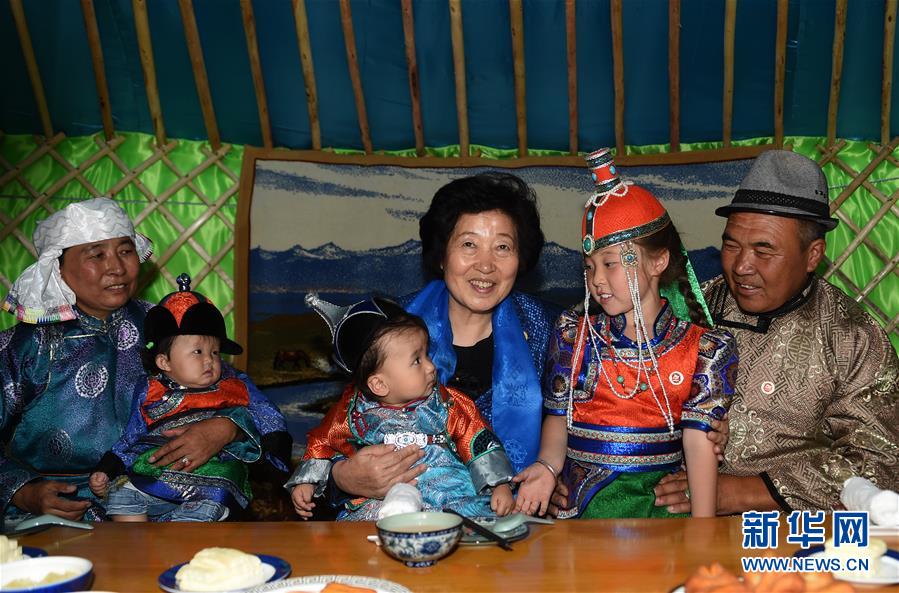 8月11日，帶著以習近平同志為核心的黨中央的親切關(guān)懷和全國各族人民的美好祝福，中共中央政治局委員、中央統(tǒng)戰(zhàn)部部長、中央代表團副團長孫春蘭率中央代表團三分團在錫林郭勒盟看望各族干部群眾，共同慶祝內(nèi)蒙古自治區(qū)成立70周年。這是孫春蘭在錫林浩特市寶力根蘇木牧民巴&middot;巴特爾（右一）家中看望。新華社記者 任軍川 攝