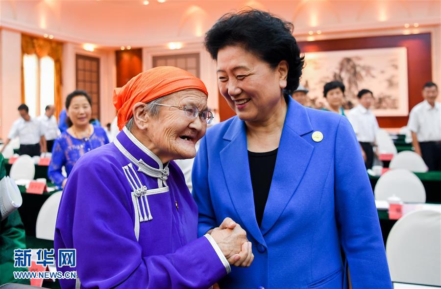 8月11日，中共中央政治局委員、國務院副總理、中央代表團副團長劉延東率中央代表團二分團，看望慰問烏蘭察布各族干部群眾，轉達以習近平同志為核心的黨中央的親切關懷和全國人民的美好祝愿。這是劉延東在出席烏蘭察布市慶祝內(nèi)蒙古自治區(qū)成立70周年座談會后，與&ldquo;草原母親&rdquo;都貴瑪親切交談。新華社記者 連振 攝