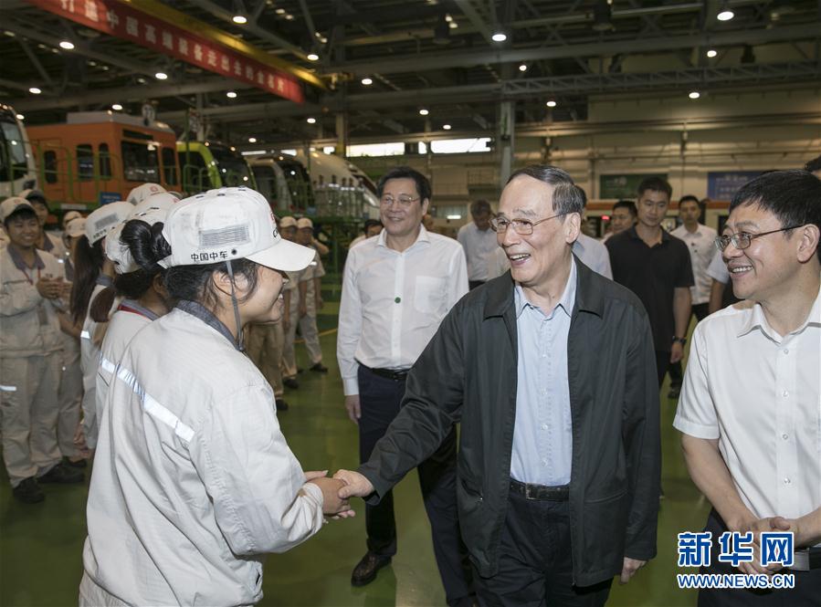 9月3日至5日，中共中央政治局常委、中央紀(jì)委書記、中央巡視工作領(lǐng)導(dǎo)小組組長王岐山在湖南省調(diào)研并主持召開巡察工作座談會。這是9月4日，王岐山到中國中車株洲電力機(jī)車有限公司考察。新華社記者 王曄 攝
